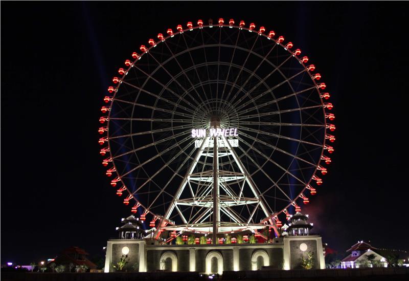 Sun Wheel Đà Nẵng đầy màu sắc về đêm