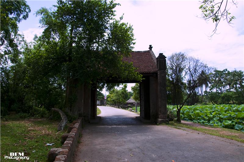 Gate to Duong Lam village