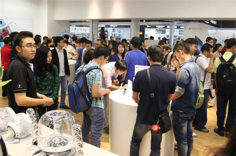A Crowded Apple Store in Vietnam