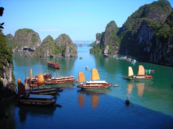 Khách nước ngoài đi bộ quanh hồ Hoàn Kiếm