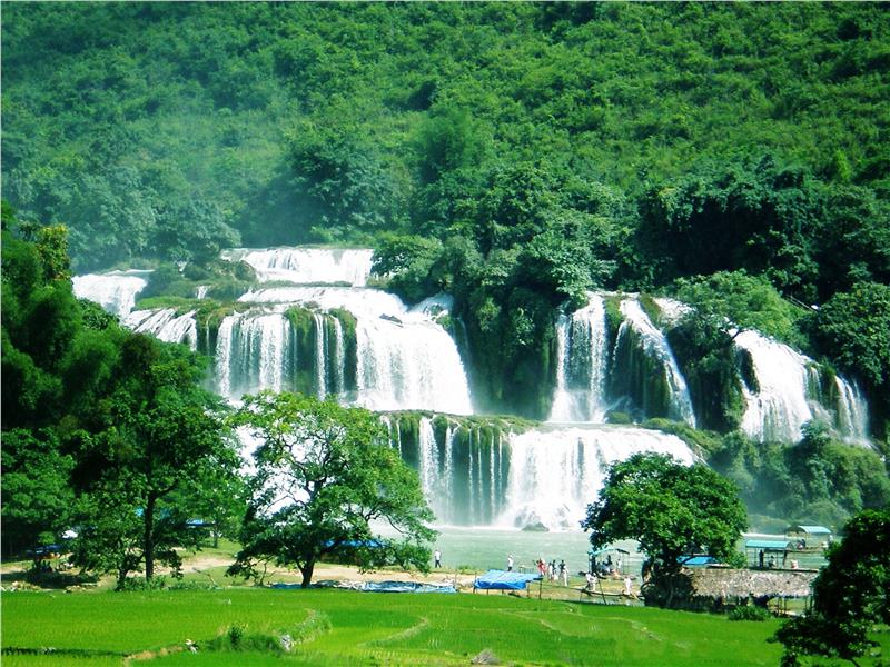 ban gioc waterfall cao bang province vietnam