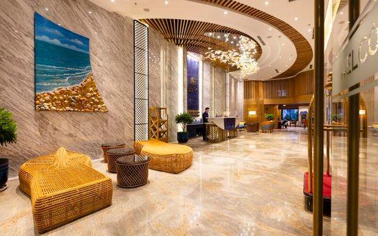 Sảnh khách sạn rộng rãi hoàng tráng
