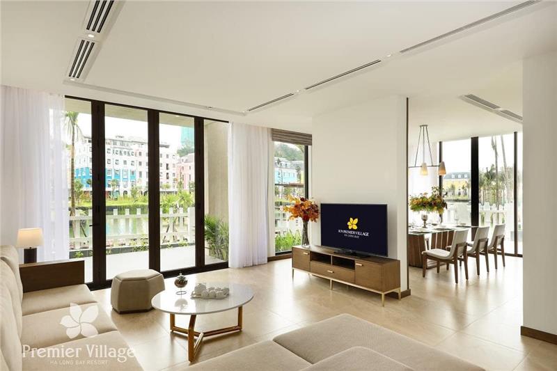 View phòng khách và phòng ăn nhìn ra bể bơi