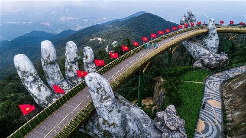 Khách nước ngoài vui chơi trên bãi biển Đà Nẵng