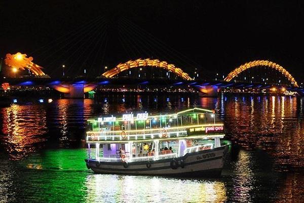 Du thuyền trên sông Hàn tại Đà Nẵng