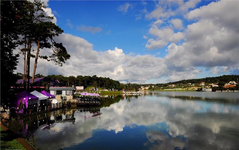 Stunning view of Xuan Huong Lake