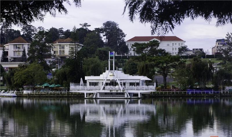 Thuy Ta Pavilion on Xuan Huong Lake