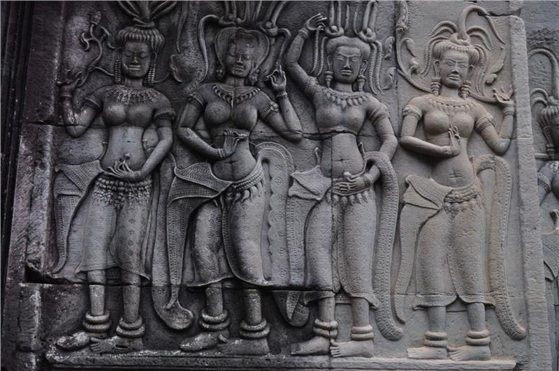 Hình ảnh các vũ nữ Asapara được điêu khắc trên các bức tường của Angkor Wat