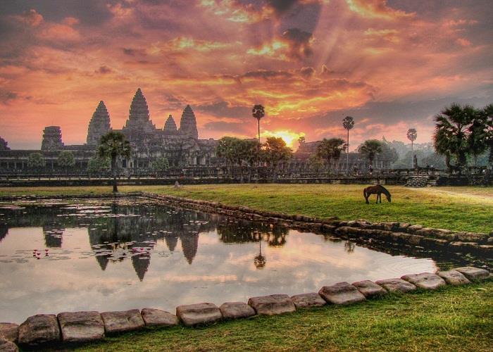 Angkor Wat đẹp một cách huyển bí khi mặt trời lên
