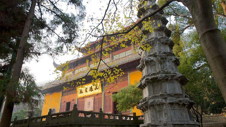 Bên ngoài chùa Linh Ấn
