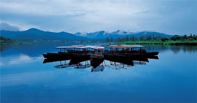 Thuyền trên Tây Hồ