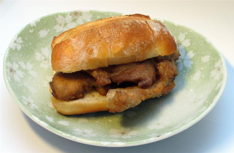 Bánh mì kẹp sườn heo