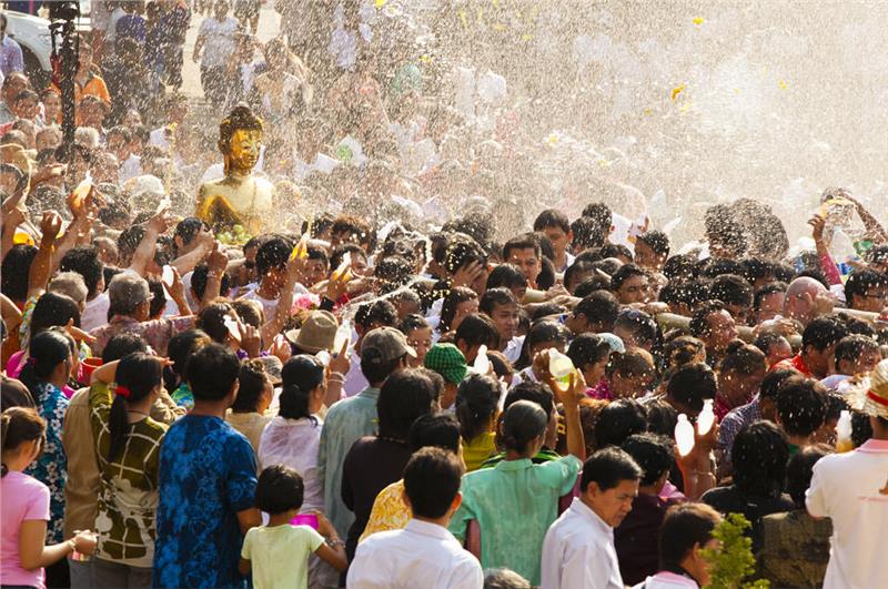 Người dân rước Phật trong ngày lễ Songkran