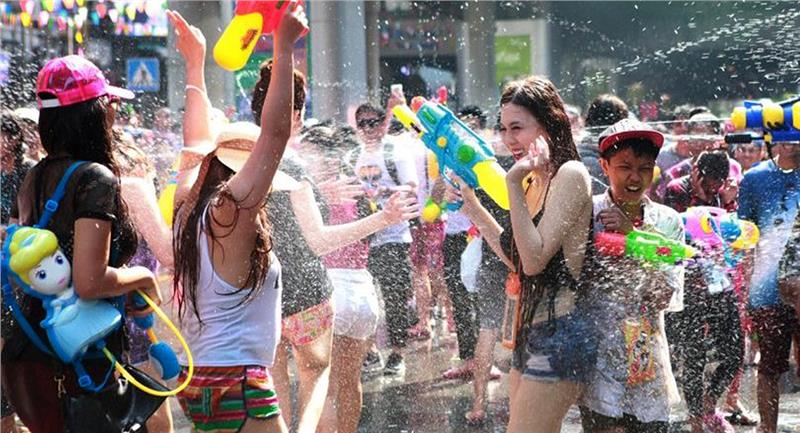 Du khách vui vẻ hòa mình trong không khí vui vẻ của lễ hội