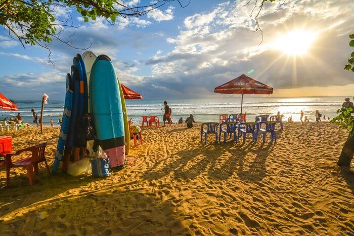 Bãi biển Kuta là sự lựa chọn của nhiều cặp tình nhân 
