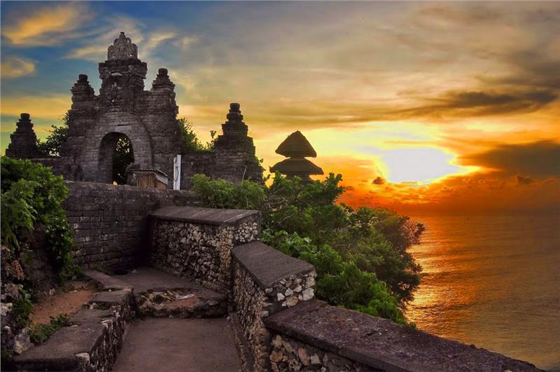 Hoàng hôn trên đền UluWatu