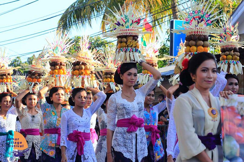 Người dân tham gia vào lễ hội Saraswasti