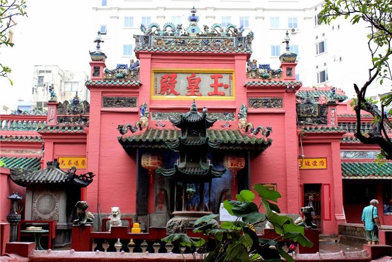 Hành hương ở chùa Ngọc Hoàng