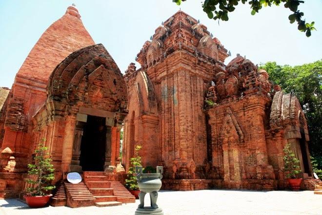 Tháp Bà Ponagar ngay sát bờ biển