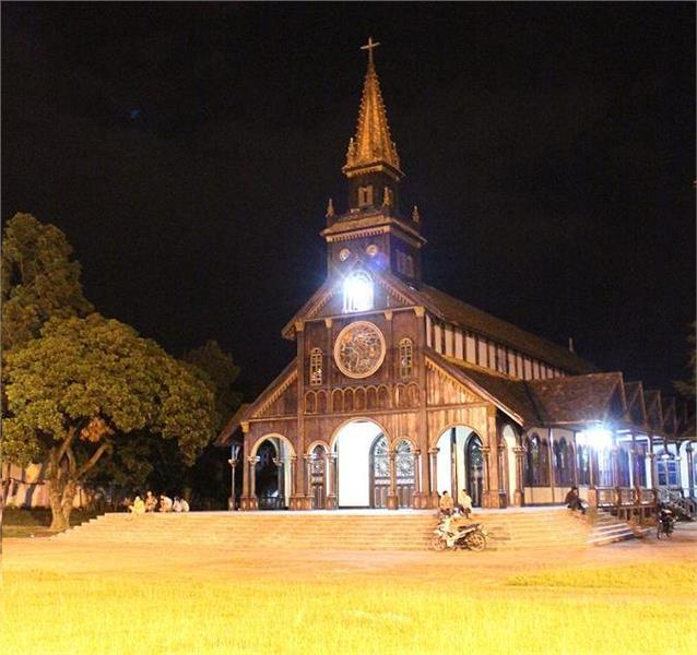 Nhà thờ gỗ Kon Tum về đêm