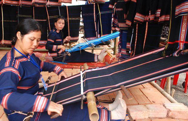 Người dân Kon Tum dệt thổ cẩm