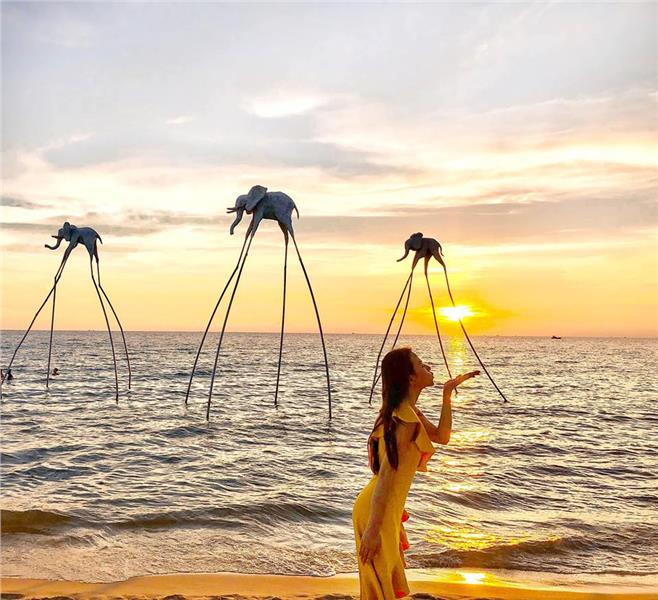 Sunset Sansto Beach Club