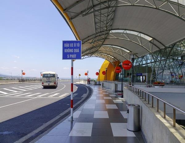 Sau khi đi Đà Lạt bằng máy bay, bạn có thể di chuyển trong thành phố bằng xe buýt sân bay hoặc xe taxi