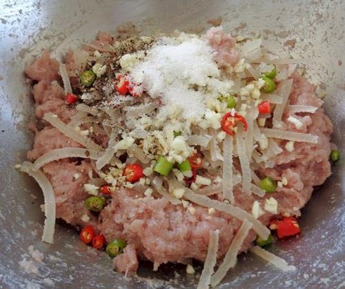 Thêm bì + gia vị vào xay hỗn hợp để làm nhân nem