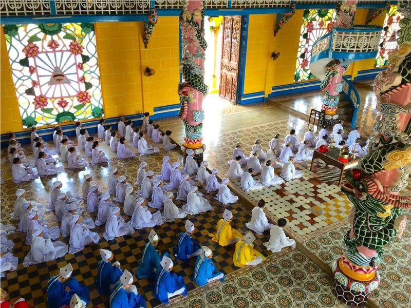 Bên trong Tòa Thánh Cao Đài