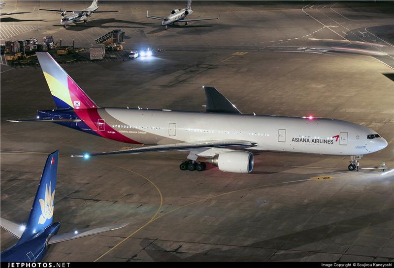 Asiana Airlines Boeing 777-28E(ER) ở Sân bay Tân Sơn Nhất